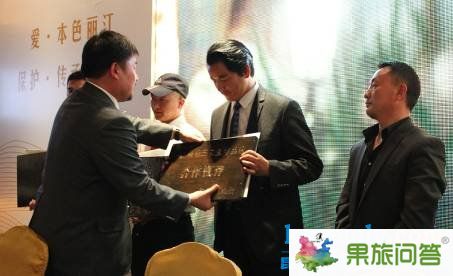 隨后，中國著名口書書法家、2008年奧運火炬手和志剛揮毫灑墨，寫下了“金茂慧語”四個蒼勁有力的大字。他的表演感染了在座的每一個人，再一次將開盤盛典推向高潮，現場異常熱烈火爆。