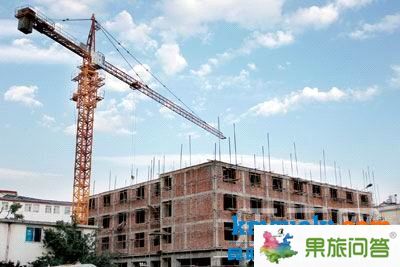 一座座“高吊”在城中村不停運轉,“城中村酒店”也在與日俱增 一座座“高吊”在城中村不停運轉,“城中村酒店”也在與日俱增